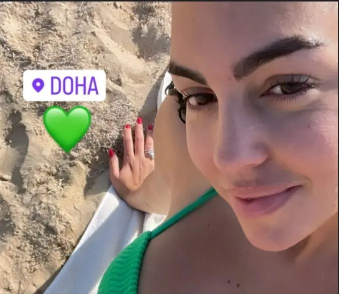 جورجينا رودريغيز بإطلالة فاضحة على شواطئ قطر