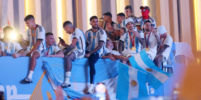 مشهد غير مسبوق في التاريخ.. حافلة منتخب الأرجنتين تجوب شوارع قطر بعد الفوز بكأس العالم (فيديو)