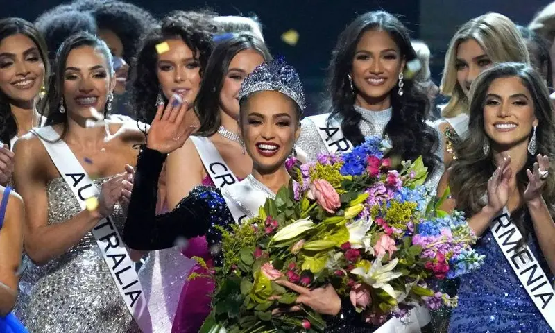 أمريكية فلبينية تتوج بلقب ملكة جمال الكون 2023