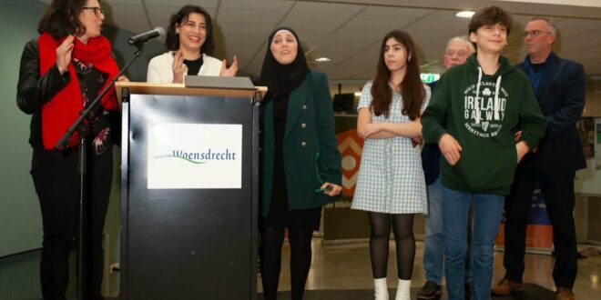 بلدية هولندية تُكرم عائلة سورية وتمنحها الجائزة التقديرية لعام 2022