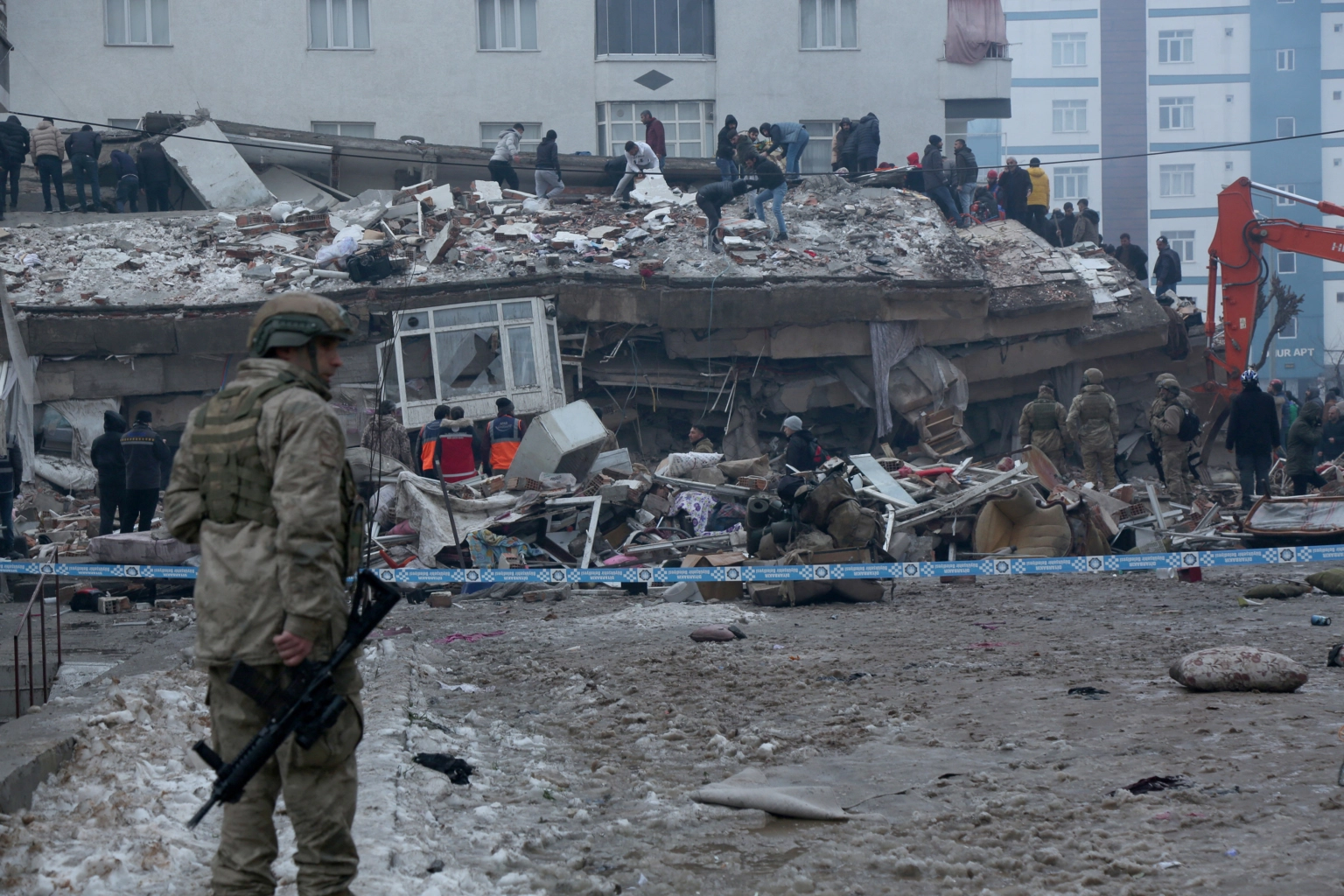 نيويورك تايمز عن زلزال تركيا: “طاقته تُعادل نحو 32 قنبلة ذرية!